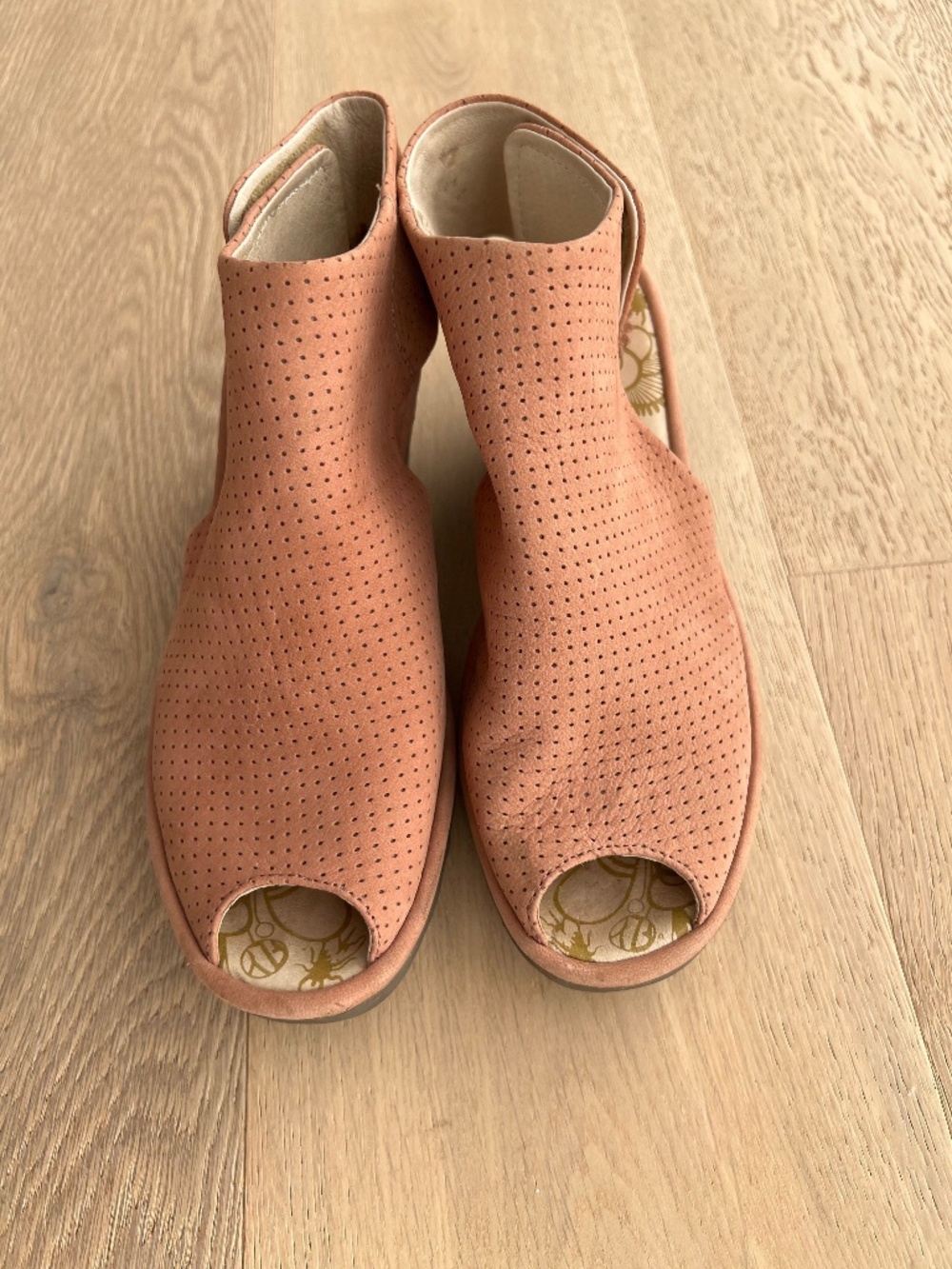 026 🇨🇦 Fly London wedge sandals casual light pink, Size 8